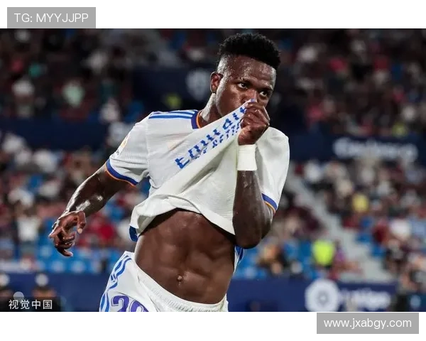 维尼修斯社媒晒庆祝照，本泽马评论区留言：N1🔥🔥🔥